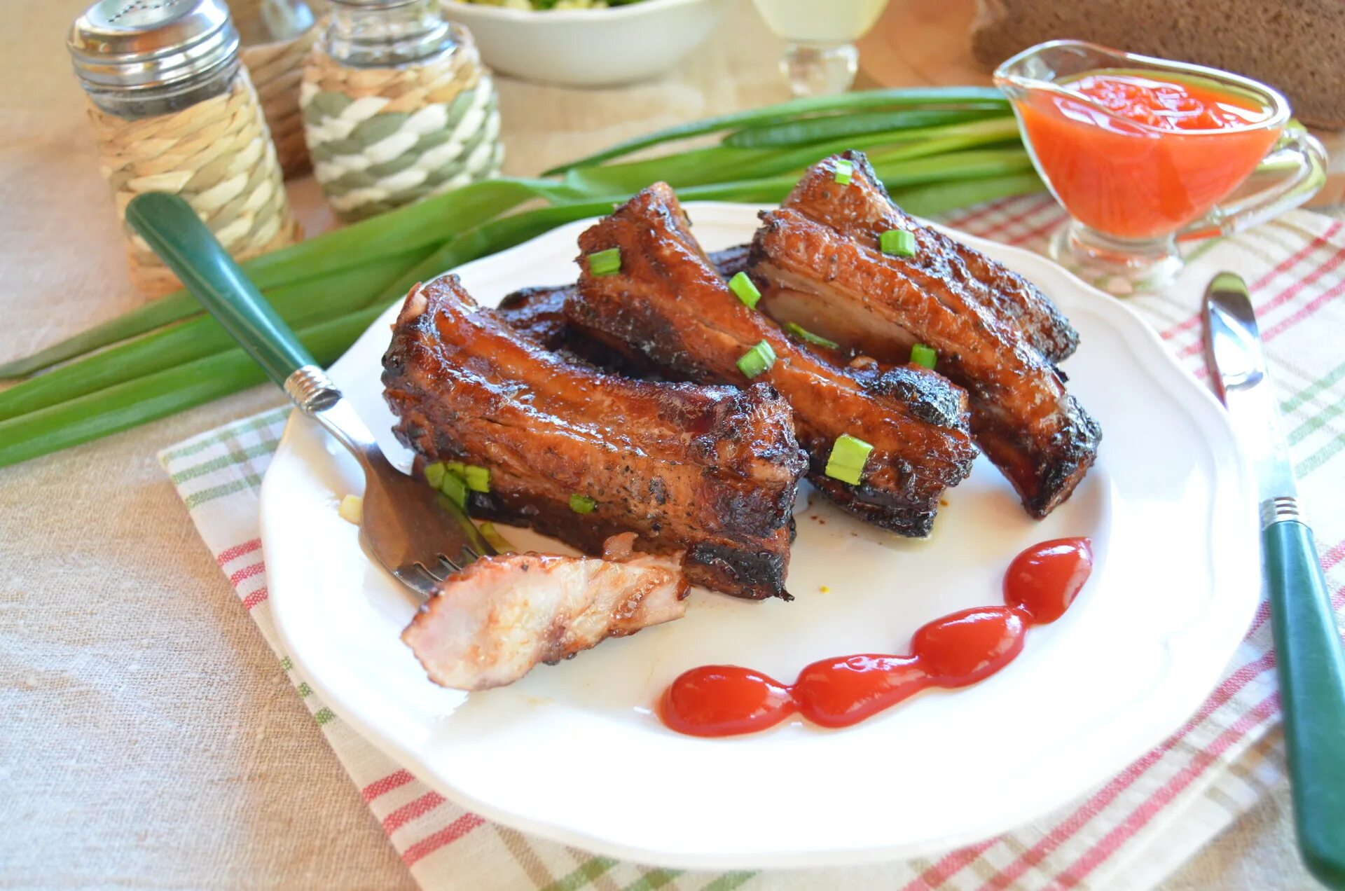 Праздничные свиные ребрышки. Свиные ребрышки bbq. свиные ребрышки барбекю. соус барбекю для ребрышек. свиные ребра bbq.