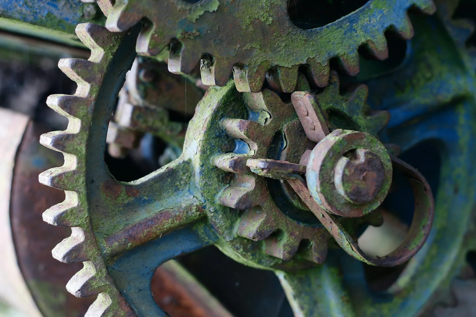 Стимпанк обои. Стол часовщика. Наручные часы механизм. Ржавые шестеренки. Часовой механизм.