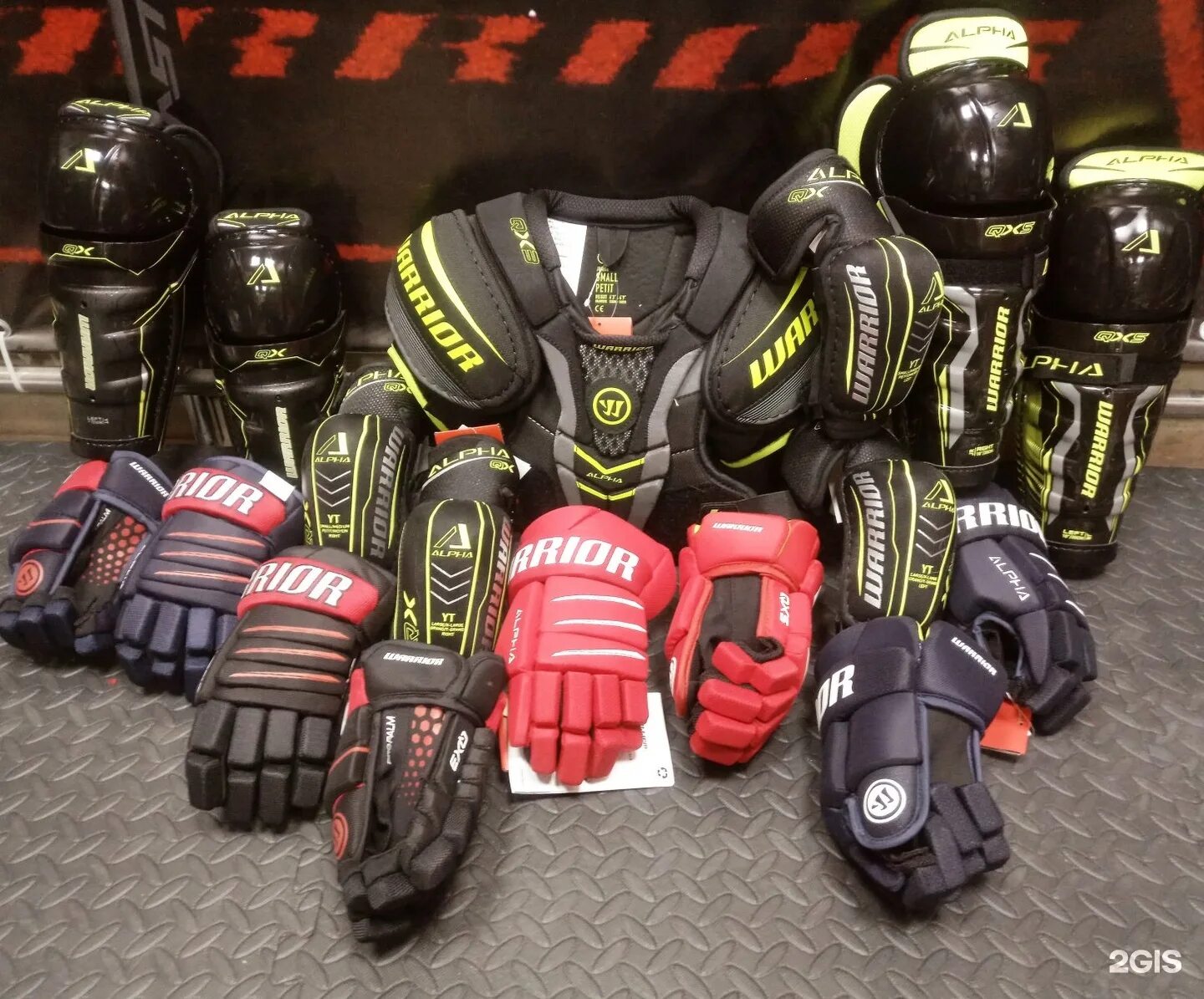 нагрудник вратарский ccm premier r1. нагрудник bauer vapor 2x shot. хоккейная экипировка прайм. хоккейная экипировка прайм. защитная экипировка для хоккея.