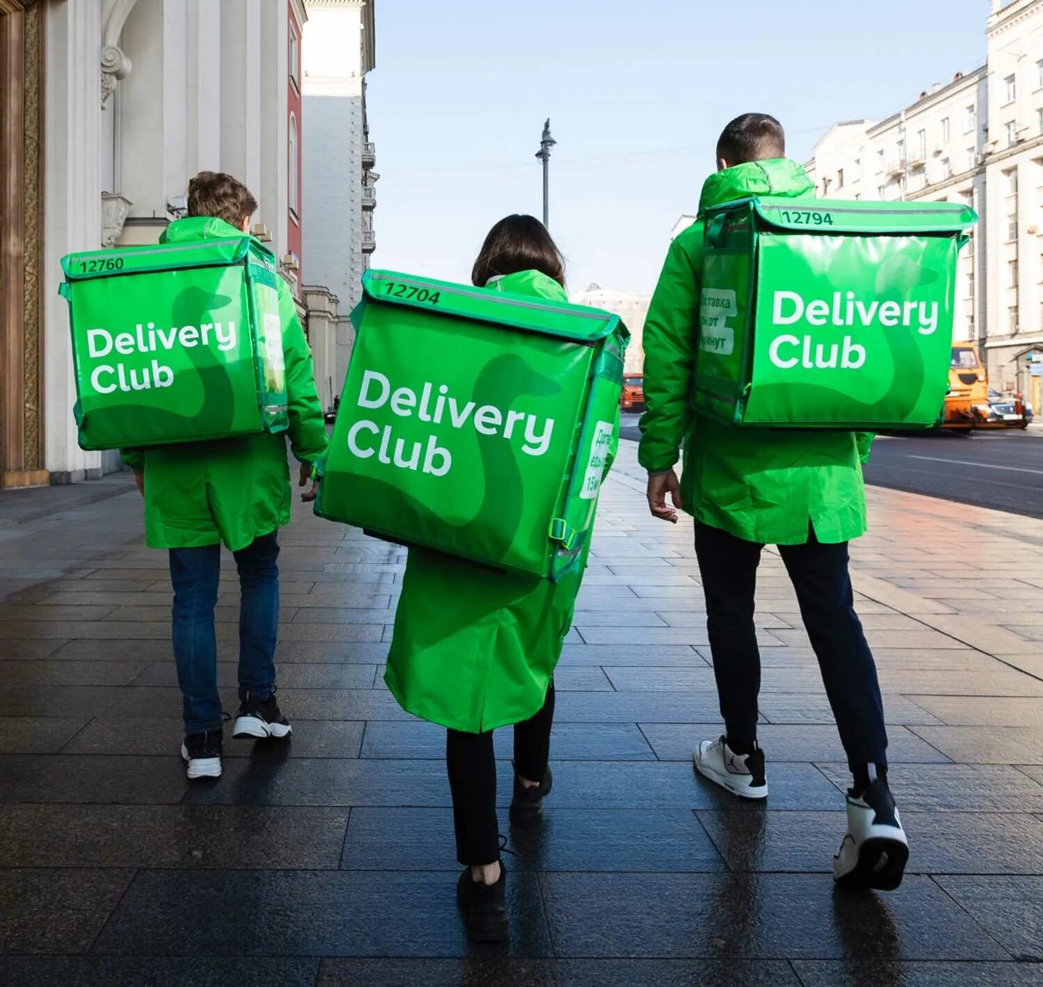 Деливери работа отзывы. Delivery Club. Курьер Деливери клаб. Футболка Деливери клаб. Доставщик еды Деливери клаб.