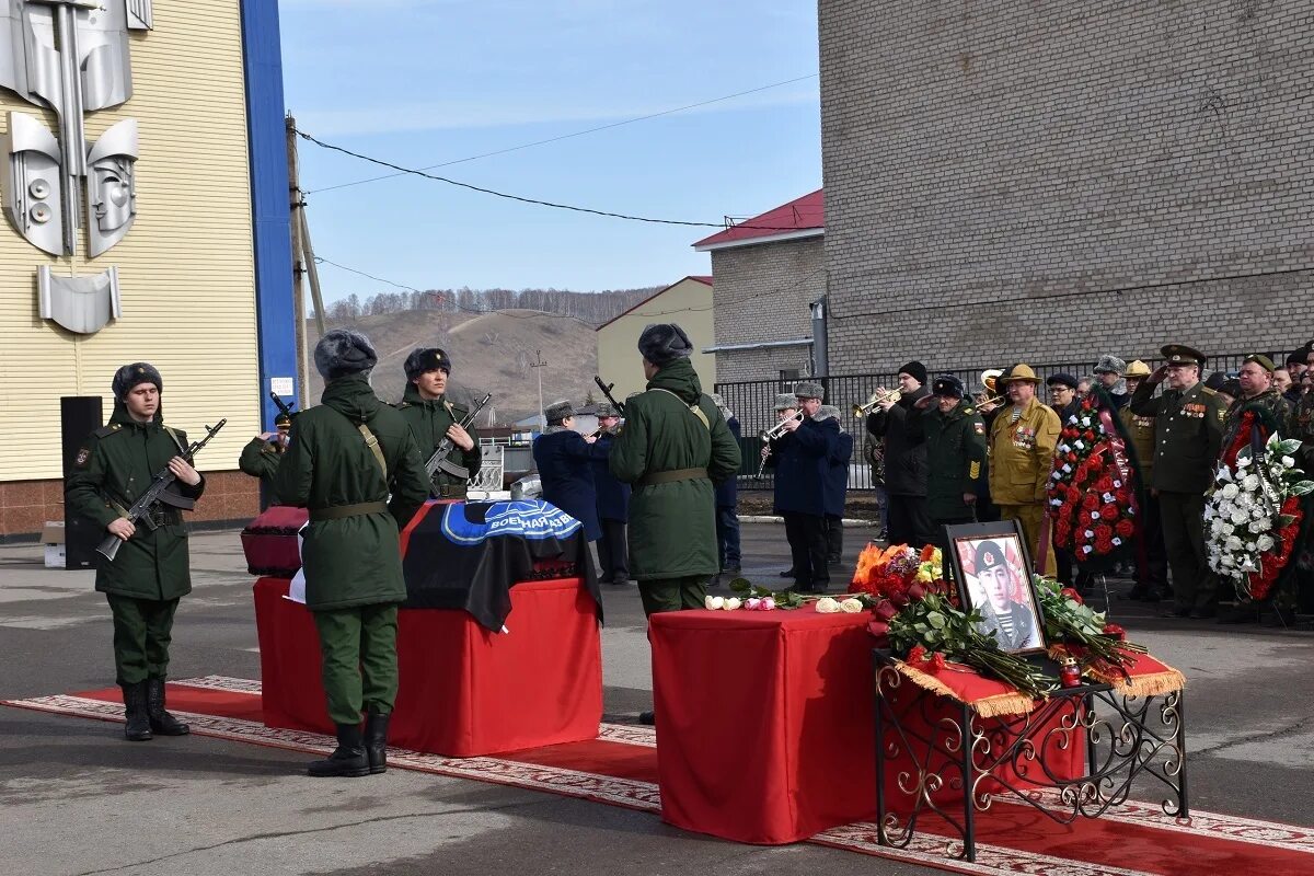 Похороны военнослужащего. Простились с погибшим в Башкортостане. Прощание с военнослужащими солдатами. Похороны с воинскими почестями.