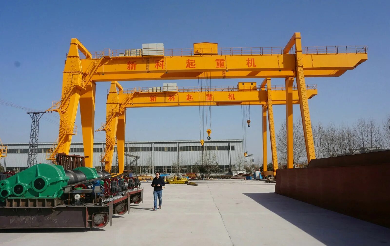 мостовой козловой кран. приборы звуковой сигнализации мостовых кранов. экспертиза промышленной безопасности кранов. бесконсольный козловой кран. мостовые краны фон.