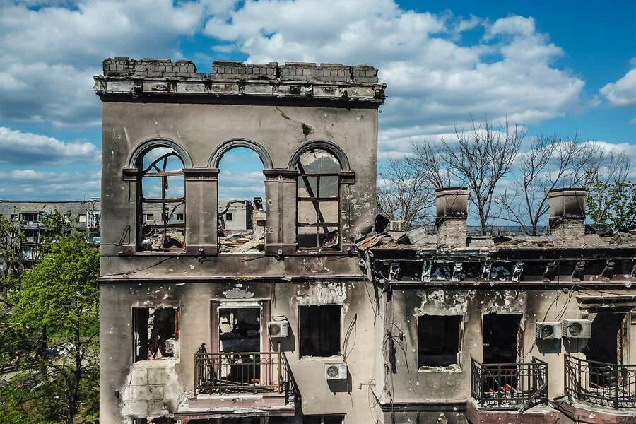 Мариуполь руины. Мариуполь центр 2025. развалины мариуполя 2025. мариуполь руины центр города. разрушенный дом.