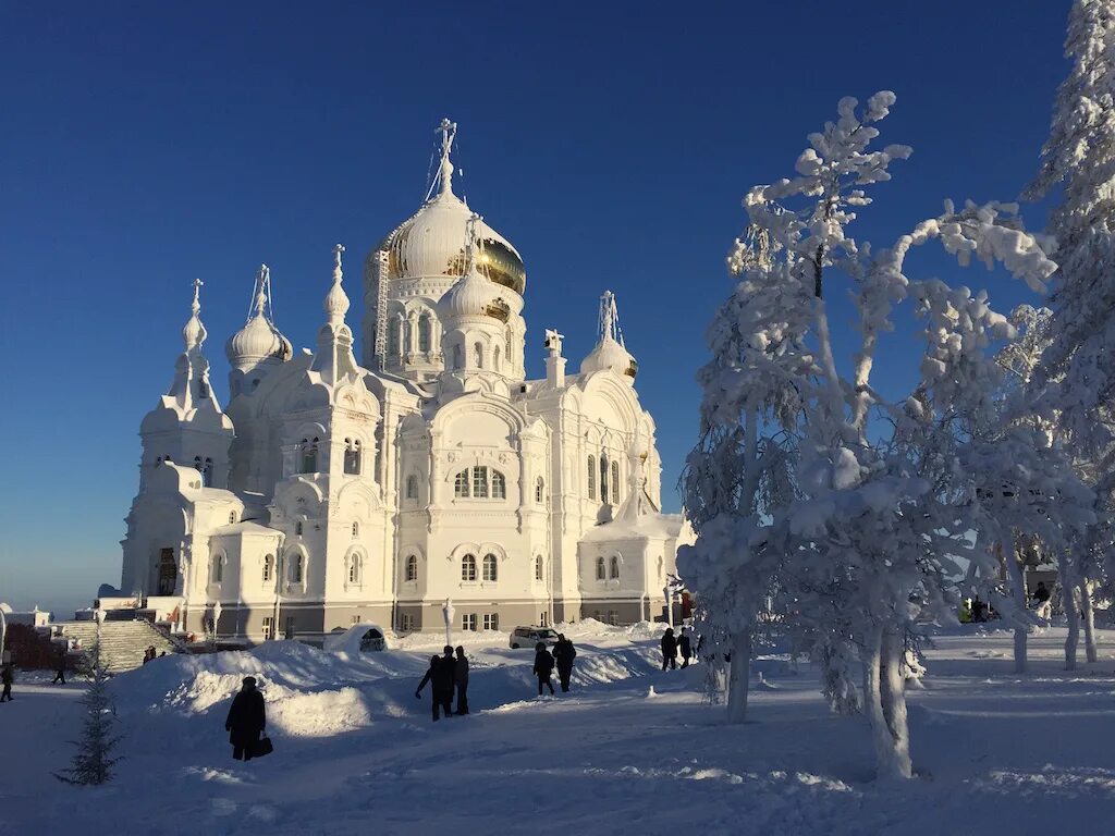 Города где зимою. Белогорье Пермский край монастырь. Белогорский монастырь Кунгур. Белогорский монастырь Кунгур зима. Храм белая гора Кунгур зима.