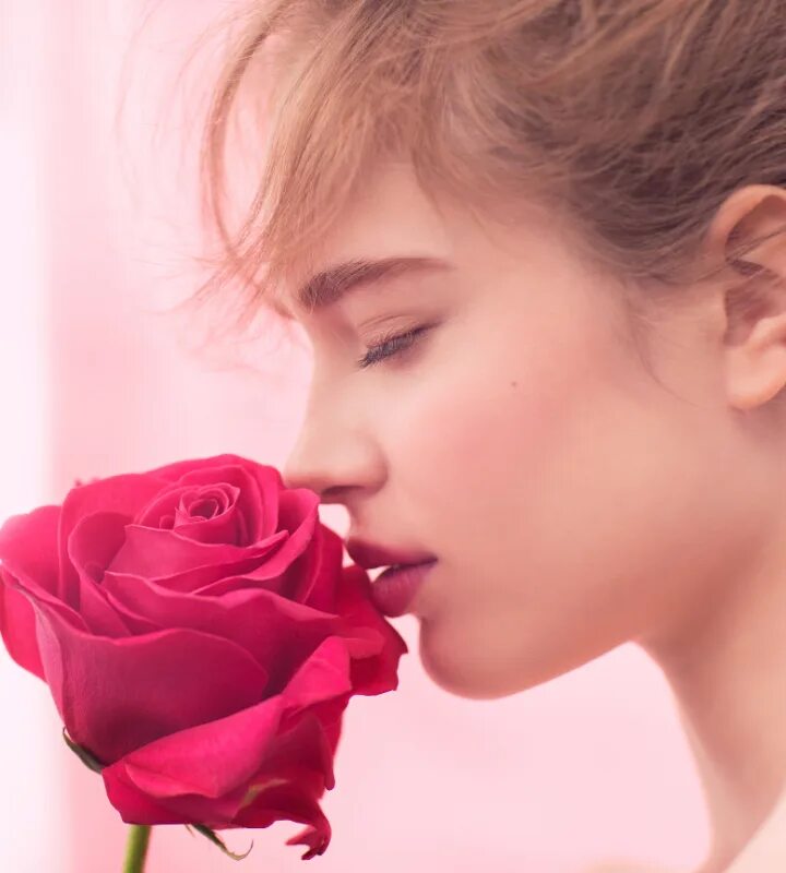 Нежным ароматом роз. Фотосессия с розами. Девушка с розой. Девушка нюхает цветы. Запах розы.