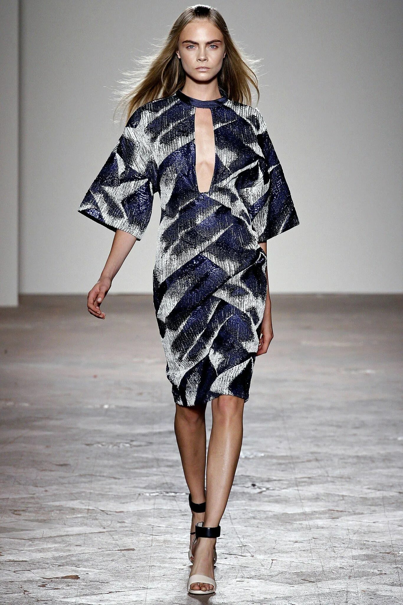 Мода в метрах. Синдикат высокой моды в париже. Армани коллекция с розами. Мода в метрах. Платье на маленький рост.