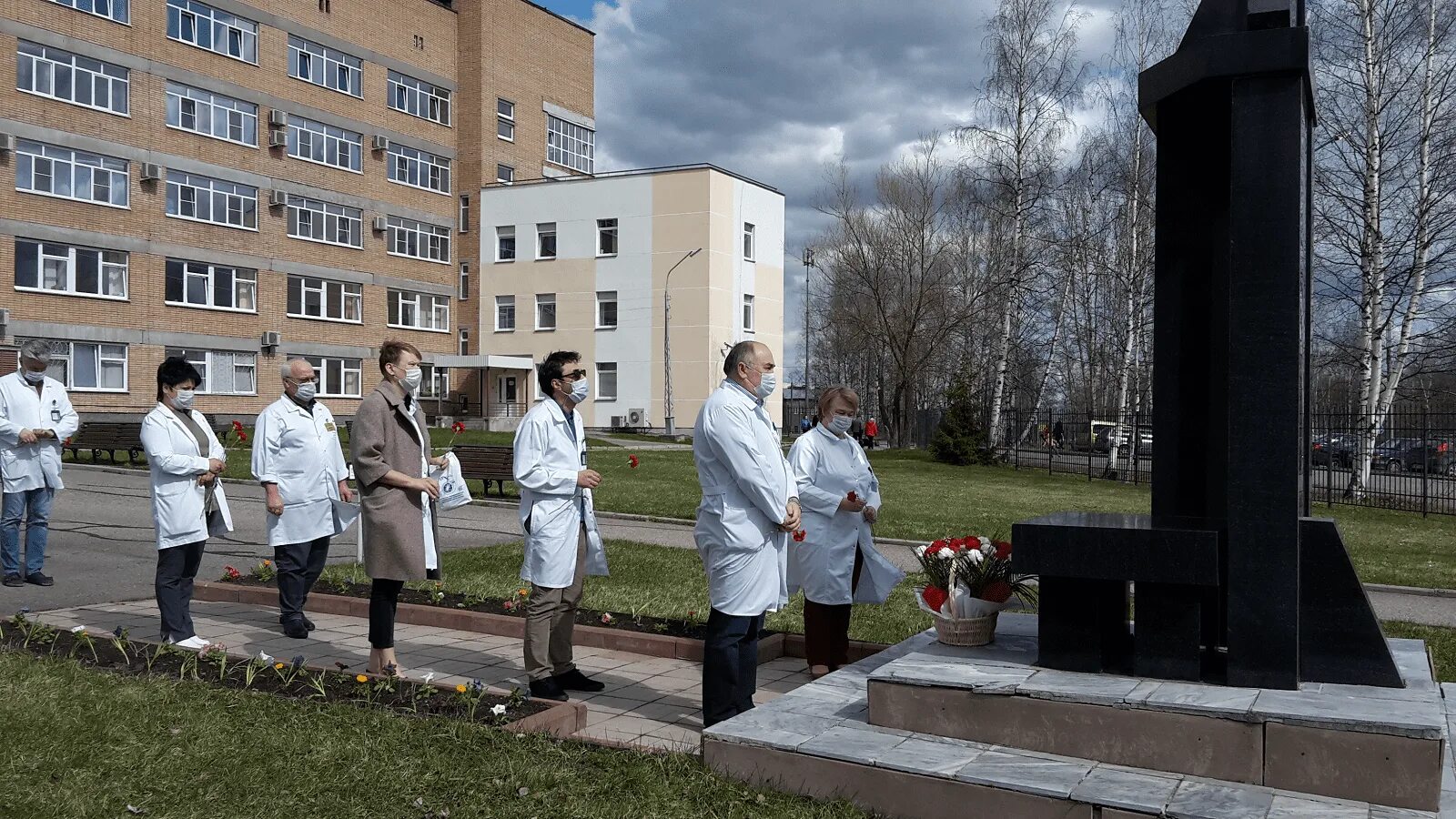 Республиканский госпиталь. Память военным медикам. Стела памяти погибших медиков в Петрозаводске. Стела памяти медицинским работникам. Сайт больницы 28 нижний новгород