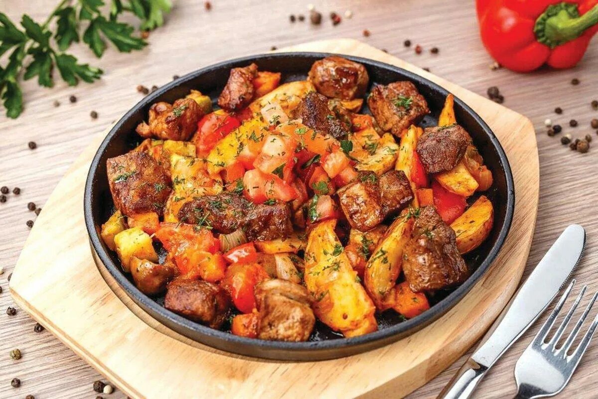 грузинское жаркое оджахури. свинина в духовке перец помидоры. блюда с болгарским перцем и мясом. картошка с овощами в духовке. свинина с болгарским перцем.