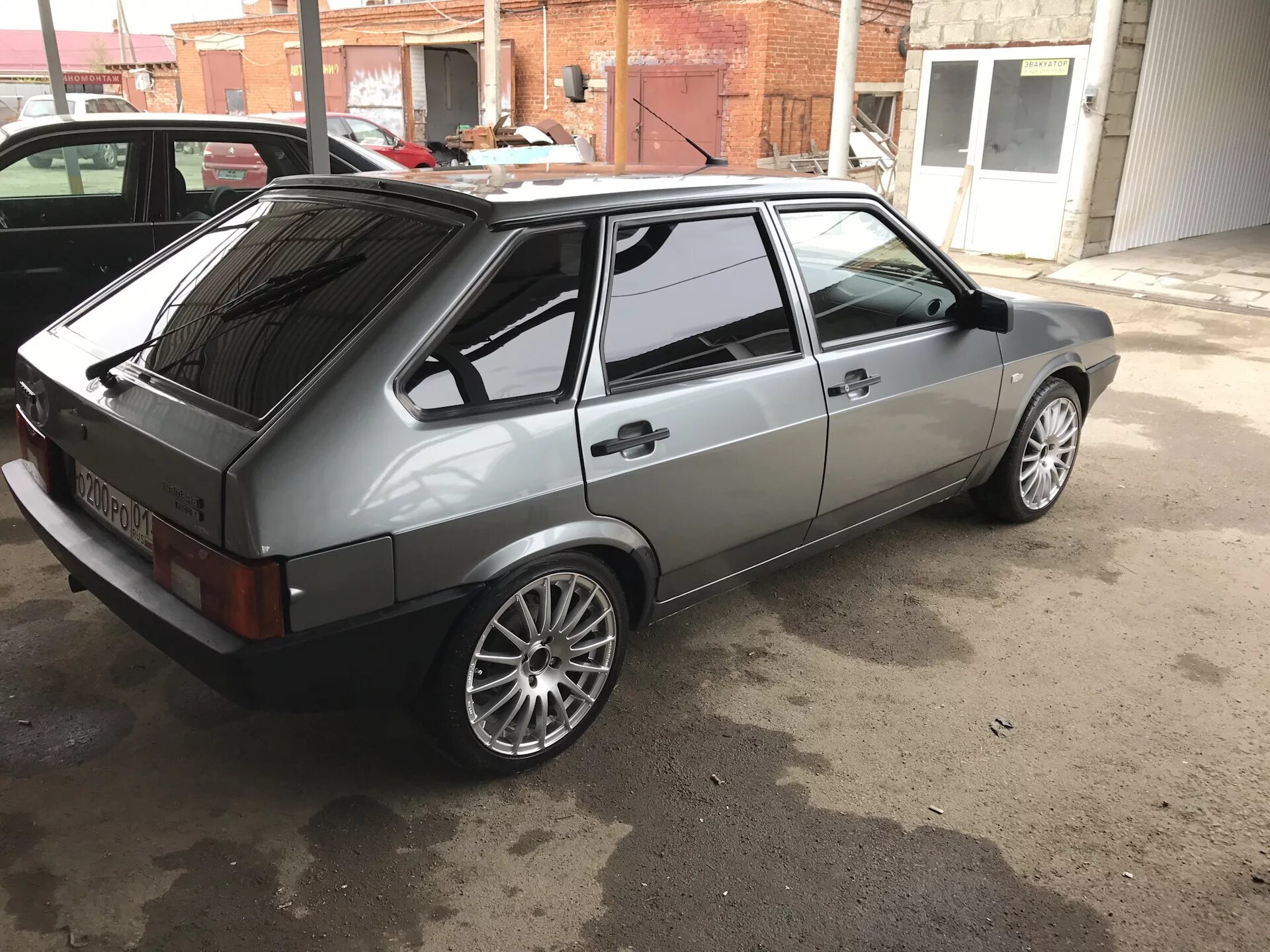 Ваз 21099 черная -90. Девяноста дисками. Девяноста дисками. Ваз 21099 на дисках r17. Ваз 21099 белая.