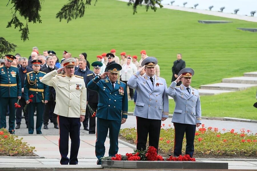 Https ktzn volgograd ru. Волгоград возложение цветов. Парад Победы 2023 Волгоград. Мамаев Курган возложение цветов. С днем Победы Волгоград.