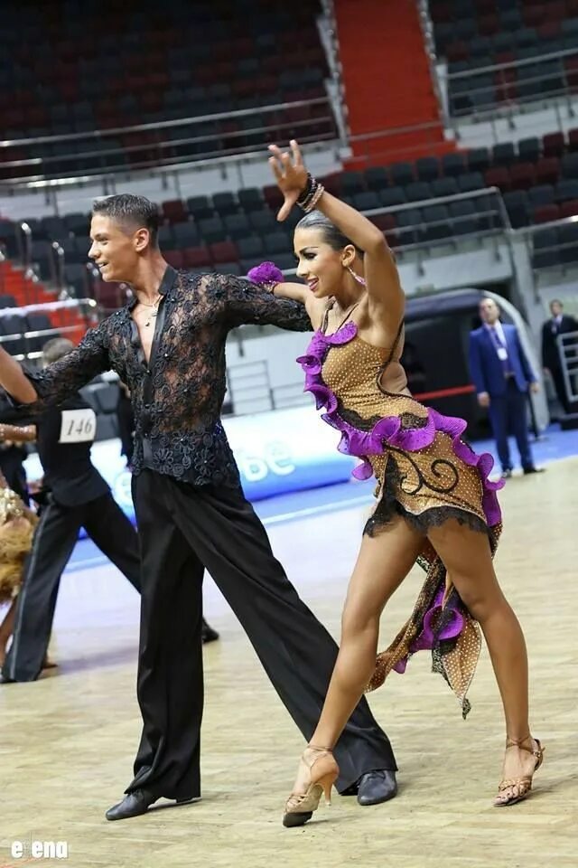 Бальные танцы ча ча ча. Латино наряды. Костюм латина для девочек. Юниоры 2 самба. Платье чачача для девочки.