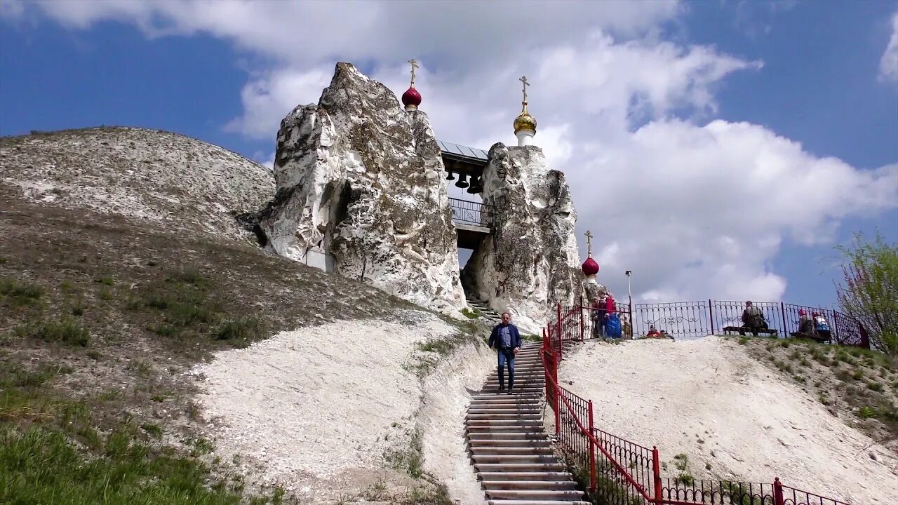 Лисски. Лиски Воронежская область монастырь меловые горы. Холковский монастырь меловые горы. Славянск меловые горы монастырь. Монастырь в меловой горе Белгородская область.