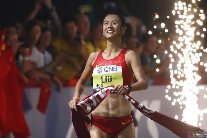 Спортивная на 20 км. Лю Хун (легкоатлетка). Лю Хун легкая атлетика. Спортивная ходьба на 20 километров.