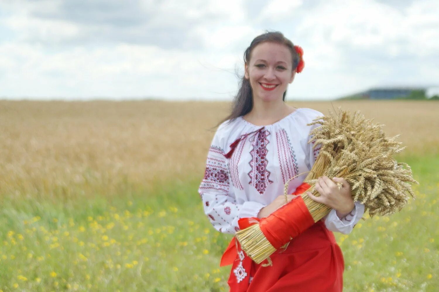 Девушка с караваем в поле. Белорусские женщины. Русская в национальном костюме в поле.