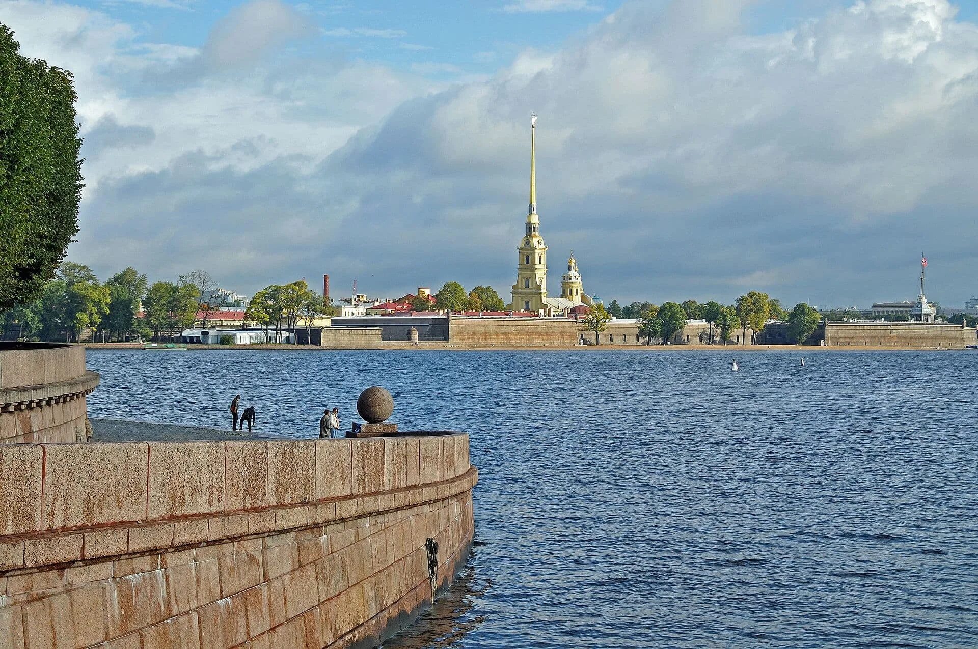 Гранитовая набережная петербурга. Гранитовая набережная петербурга. Гранитные берега невы. Берег невы питер. Набережная петропавловской крепости.