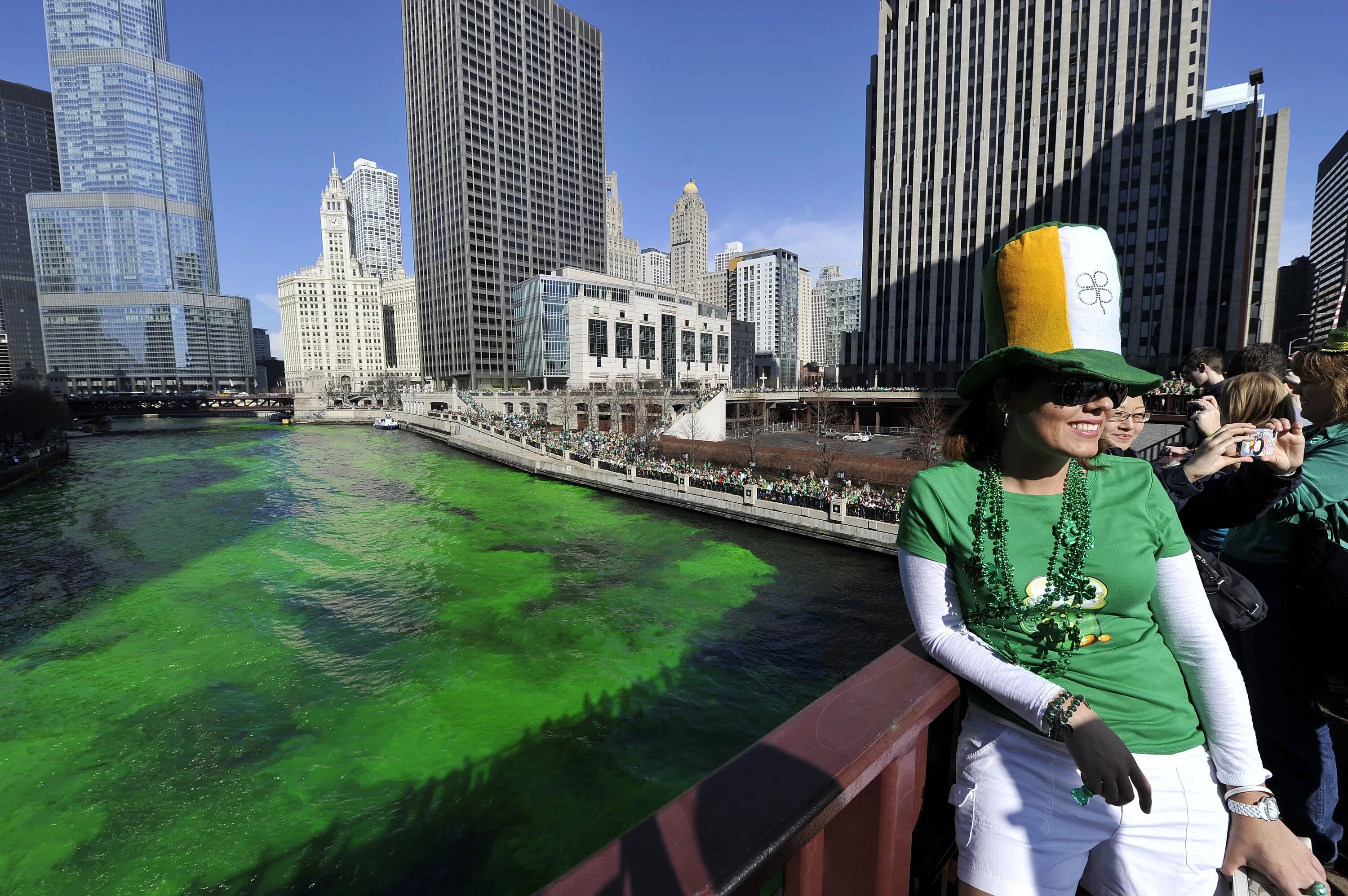 Стать зеленым. Зеленая река в Чикаго на день Святого Патрика. Река в Чикаго в день Святого Патрика. Чикаго день Святого Патрика. Река в Чикаго на день Патрика.