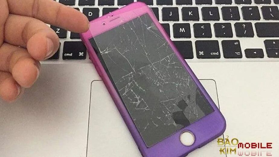 защитное 2d стекло на iphone x. защитное стекло на экран. мобильный телефон в защитном пленке. защитная плёнка на телефон. 9h защитное стекло s21 ultra.