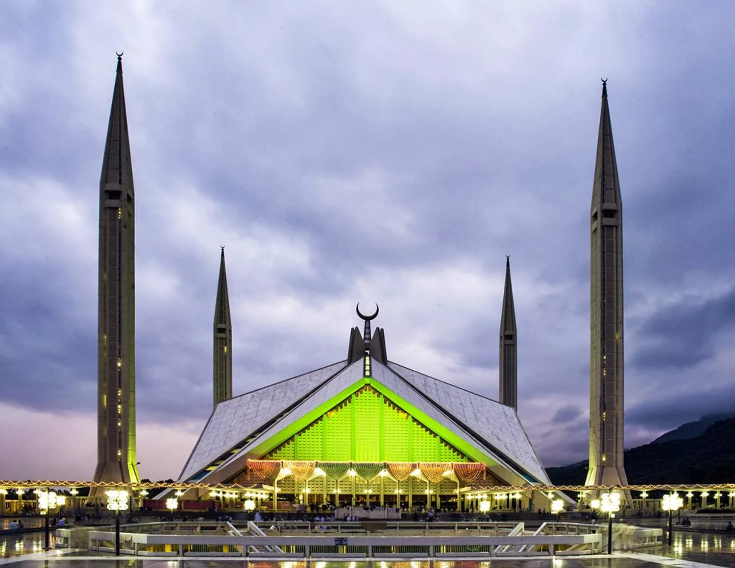 Самые крупные мечети. Исламабад мечеть Файсал. Мечеть шаха Фейсала. Мечеть в Исламабаде Пакистан. Шах Фейсал мечеть в Исламабаде.