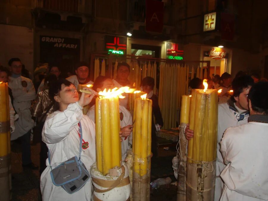Самые большие свечи. Гигантская свеча. Огромная свеча. Большие свечи. Огромная свечка в церкви.