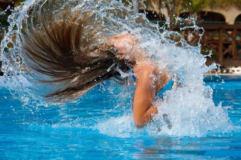 В волосах есть вода. Волосы в бассейне. Волосы из воды. Волосы в воде. Брызги волосами.