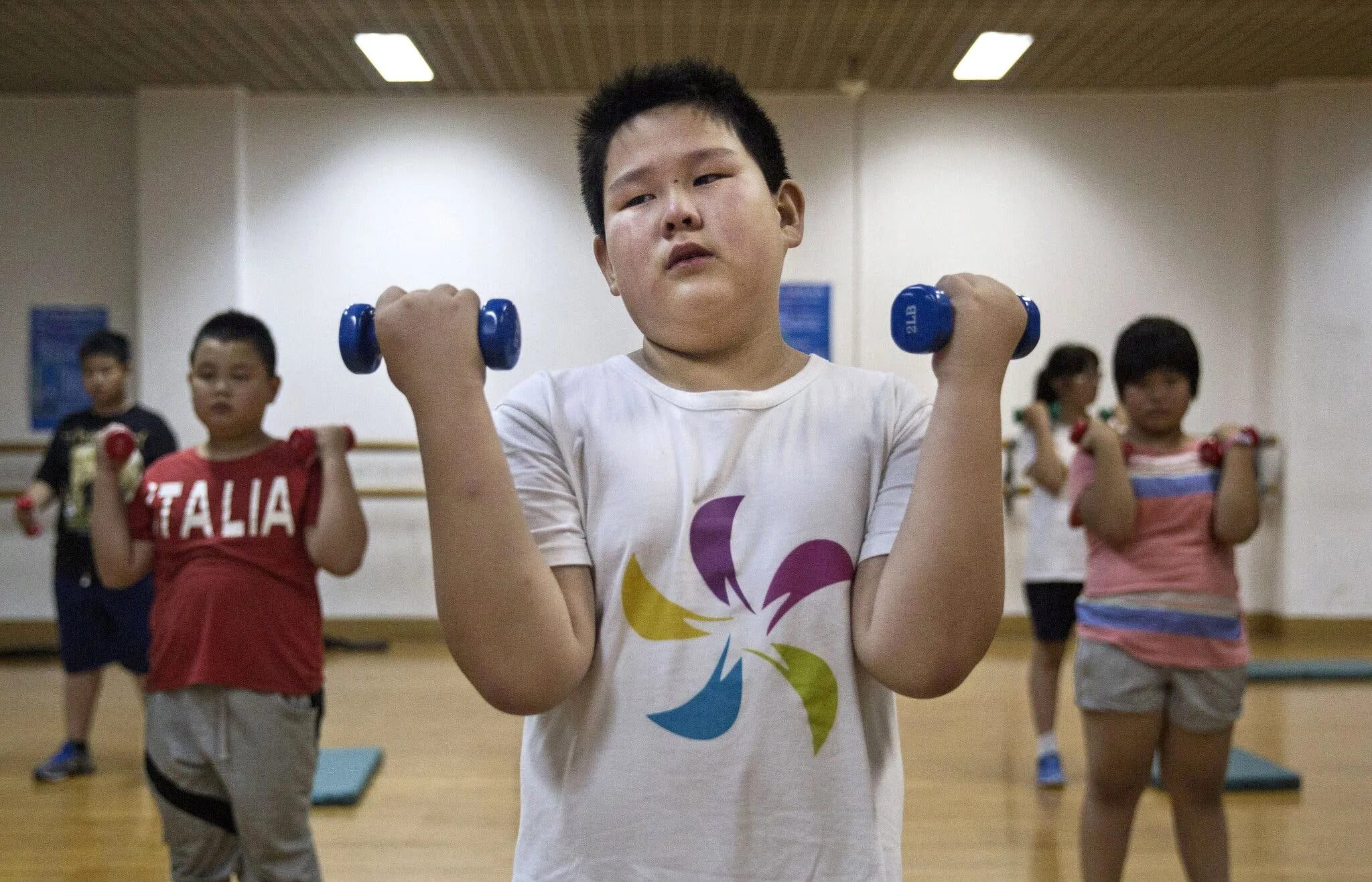 Как есть китайский мальчик. Толстый ребенок и спорт. Толстый ребенок занимается спортом. Спорт для толстых детей.
