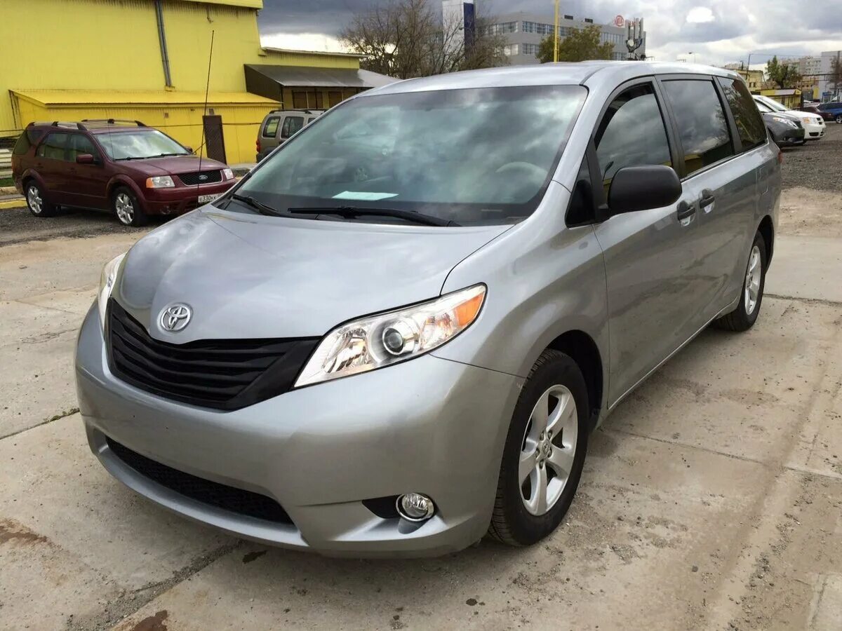 Куплю тойота б у красноярск. Toyota Sienna 2010. Тойота Сиена 2011 правый руль. Toyota Sienna 2011 год. Toyota Sienna левый руль.