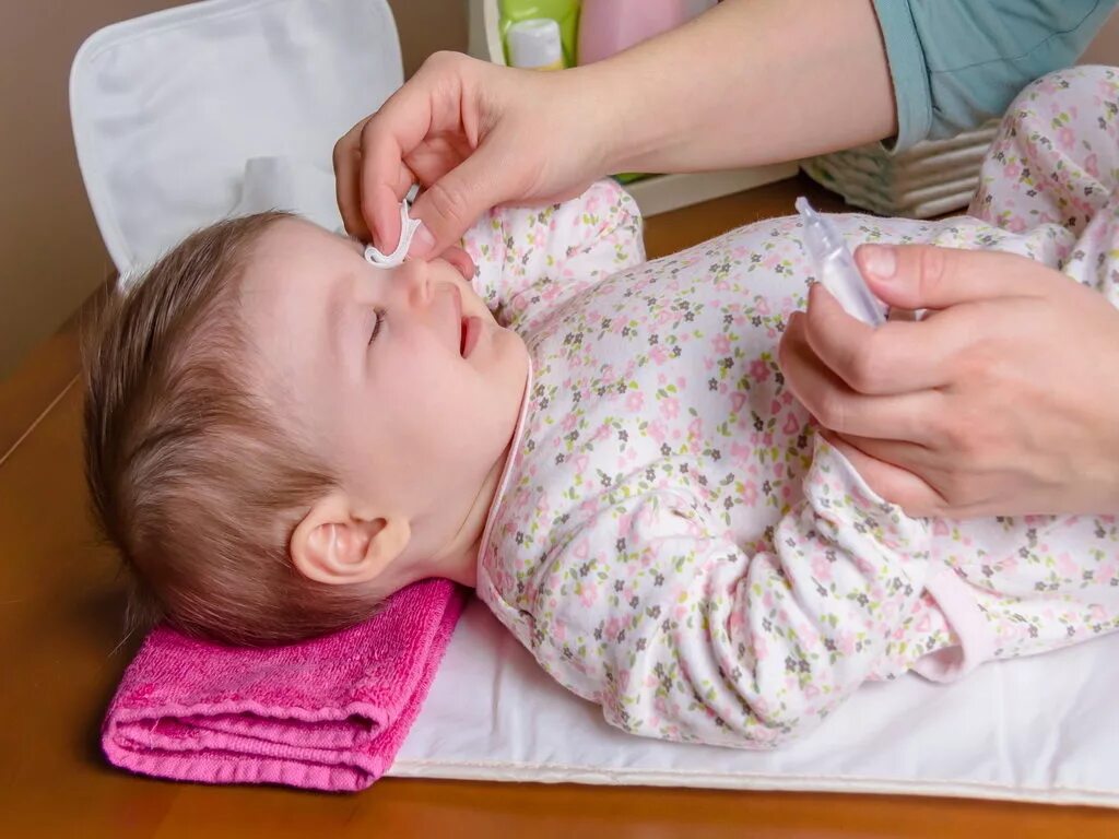 Промывание глаз новорожденному. Промывание глаз грудничку. Обработка глаз новорожденного. Умывание глаз новорожденного.