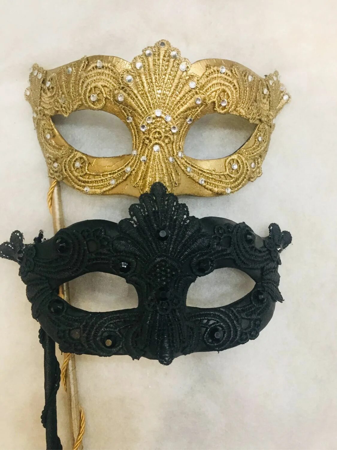 Карнавальная маска на палочке. Маскарадная маска на палочке. Маска карнавальная дорогая. Венецианская маска на палочке. Купить маску для лица спб