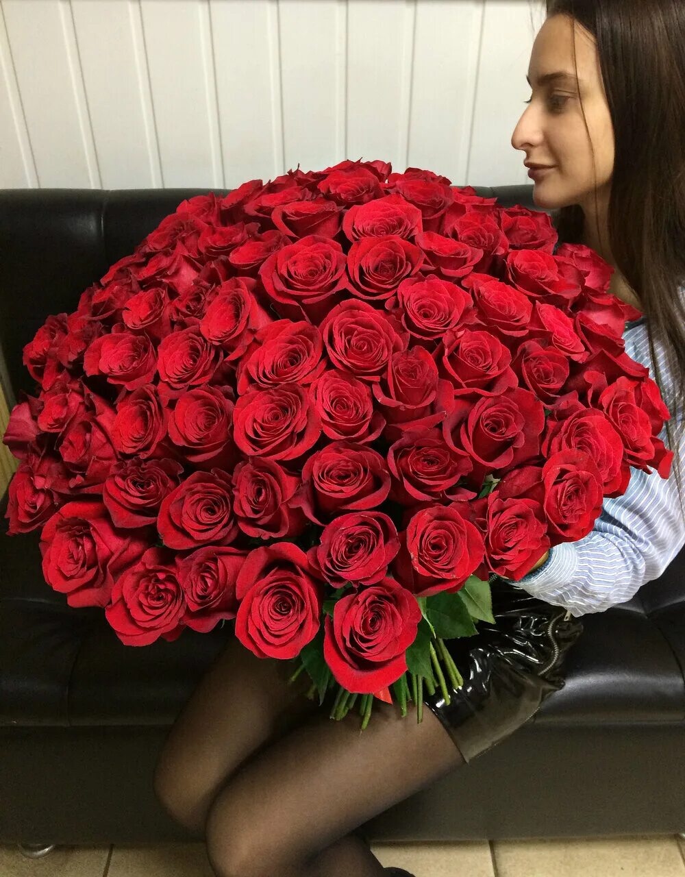 оформление 101 розы. можно ли дарить 50 роз. букет из 50 роз. можно ли дарить 50 роз. можно ли дарить 50 роз.