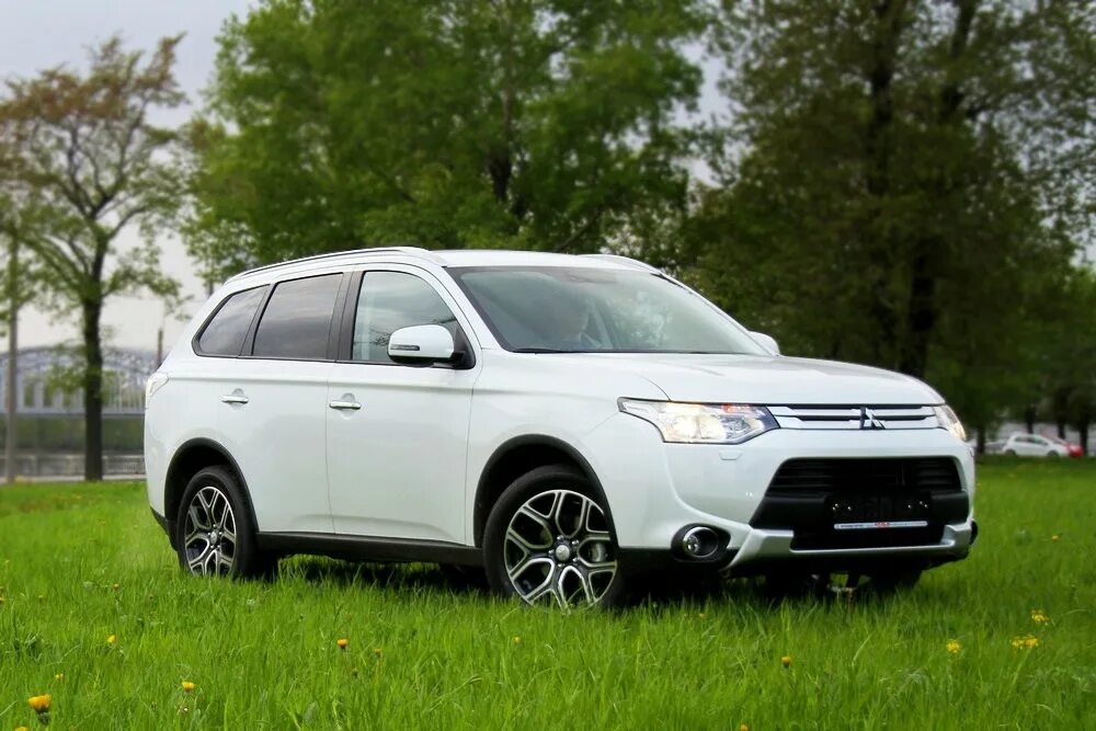 Mitsubishi Outlander 2014. Mitsubishi Outlander 2014 белый. Мицубиси Аутлендер 3. Мицубиси Аутлендер 2014 белый.