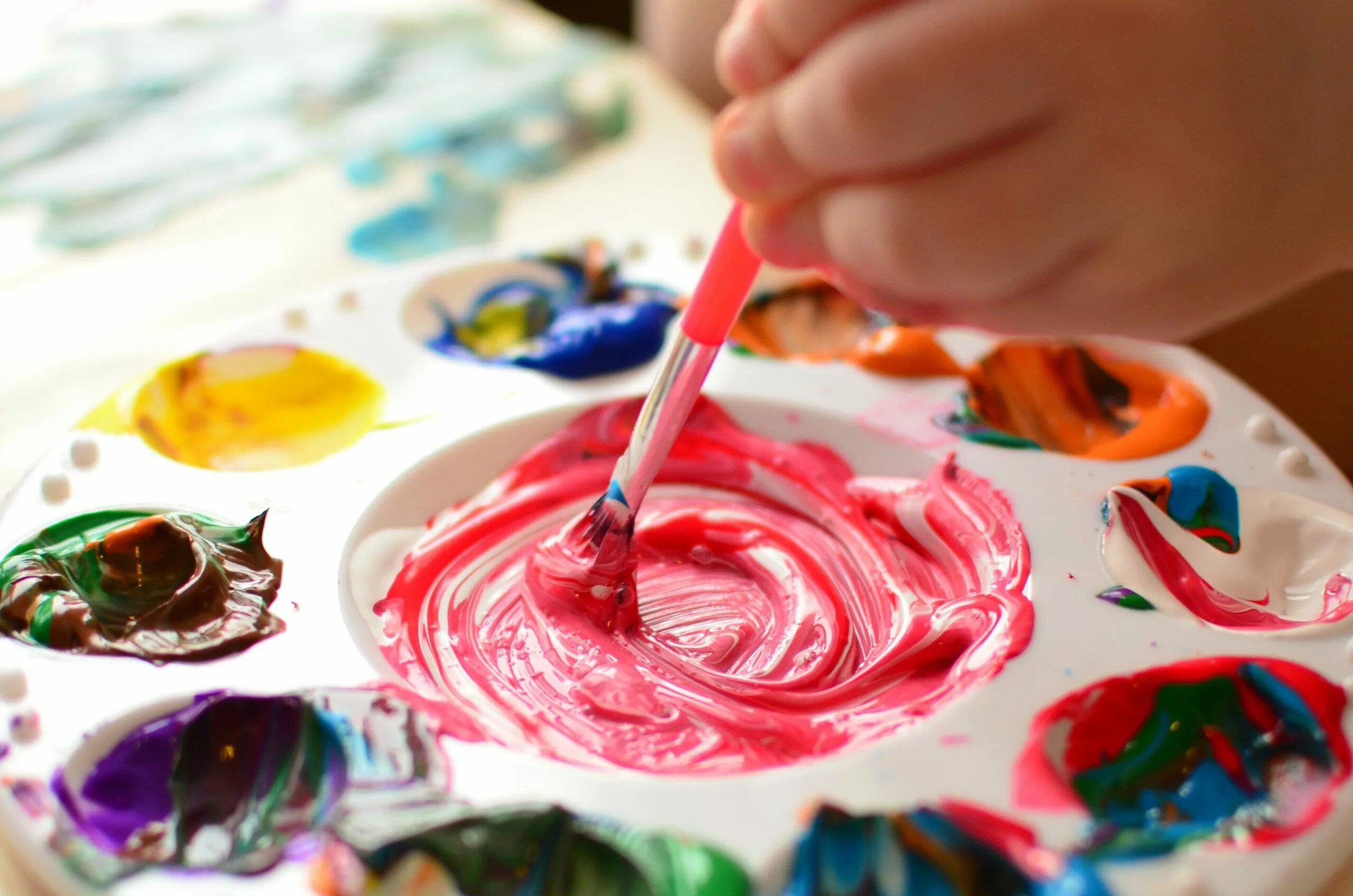 Сколько сидеть с краской. Картинка для детей смешиваем краски. Размешать краску вектор. Пример оформления проекта про краски для детей. Рисунки легкие с детьми из красок смешивание.