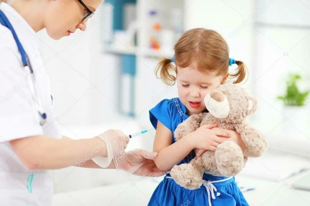 Дети которые были у врача. Вакцинация детей Сток. Прививка ребенку Сток. Дети боятся врачей. Врач малыш вакцина.