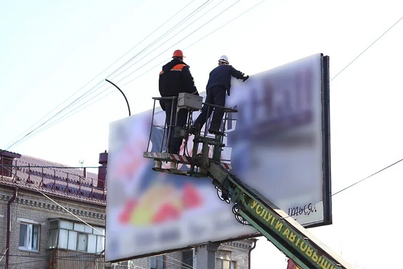 Собственник рекламных конструкций. Монтаж рекламы. Монтаж рекламных баннеров. Демонтаж баннера. Демонтаж рекламного баннера.