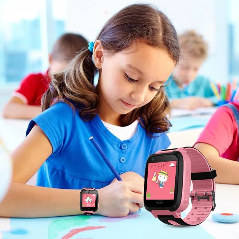 Информационный часы в школе. Детские часы на руке. Детские умные часы. Смарт часы с играми для детей. Умные часы для школьников.