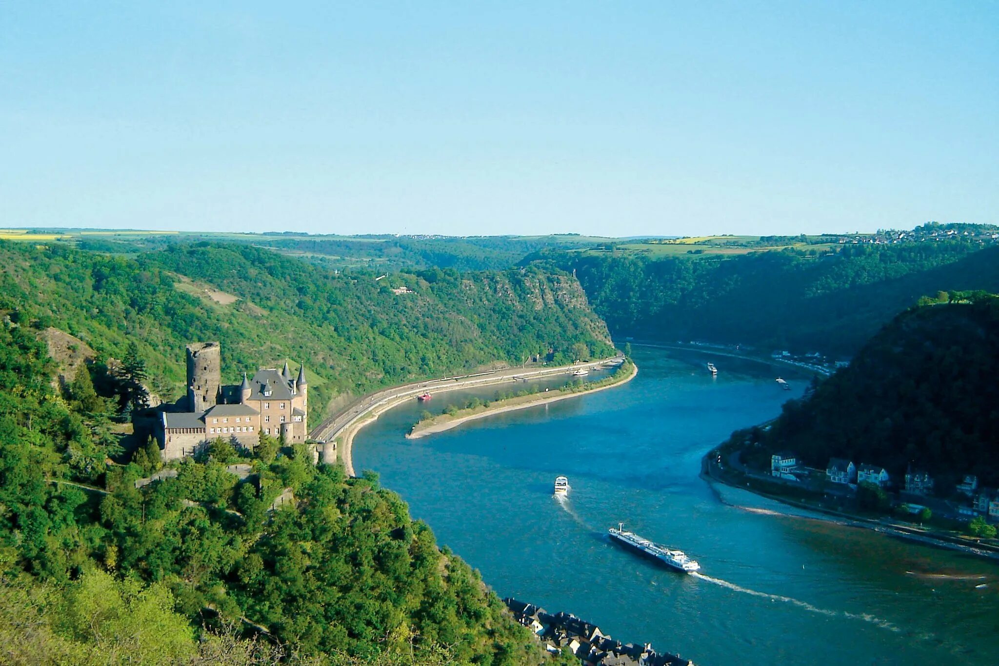 Рейн протекает через. Река Рейн Рейнланд Пфальц. Долина Рейна в Германии. Германия Рейнские сланцевые горы. Река Эльба в Германии.