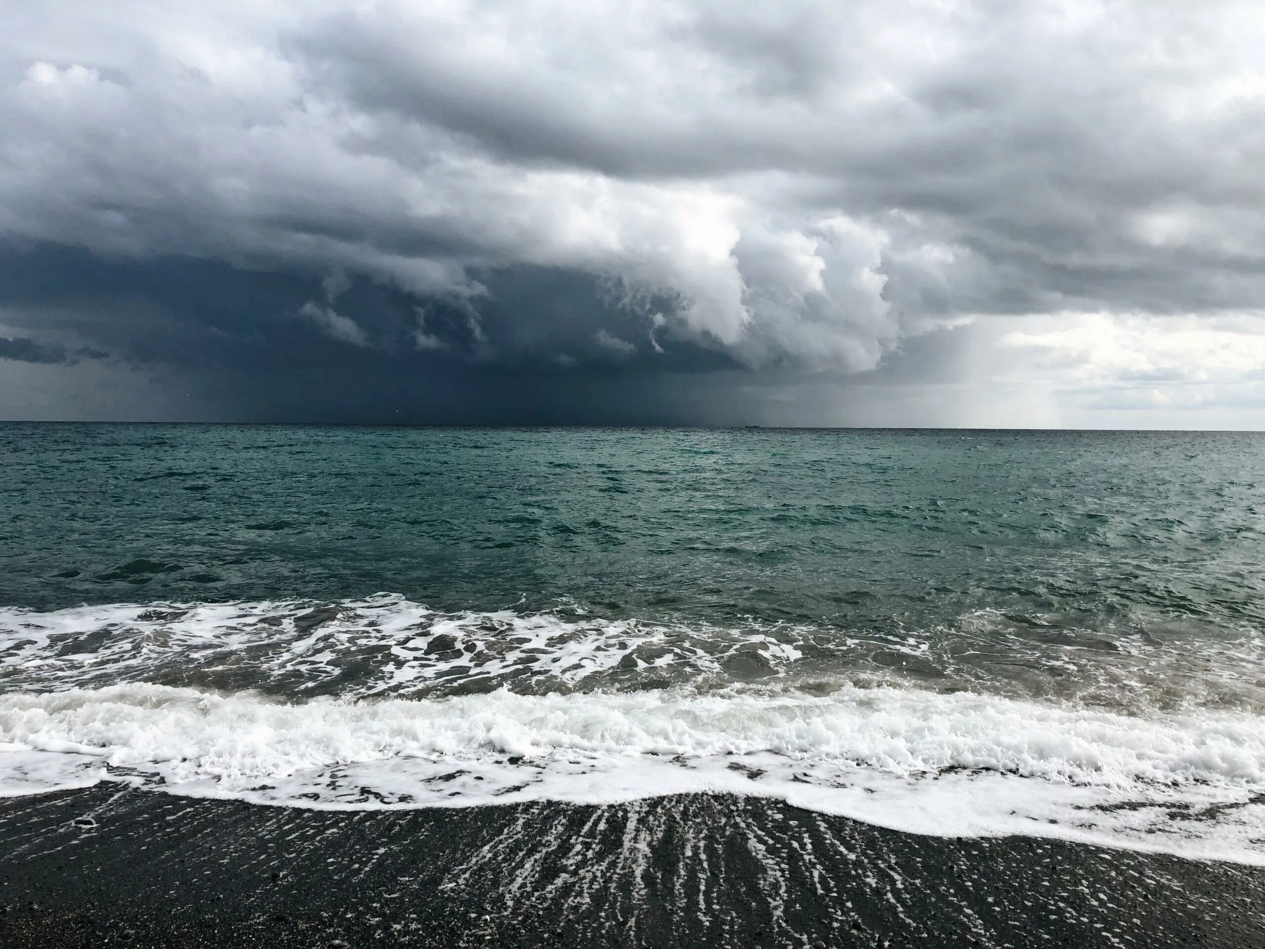 Пасмурное небо. Ураган с грозой. Плохая погода. Бурно море техника. Неспокойное море.