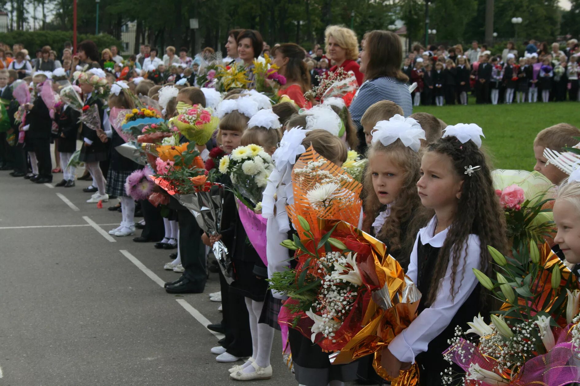 Пойти в школу в москве. Дети на 1 сентября возле школы. Первоклассница возле школу. Первое сентября Москва. Праздник день знаний.