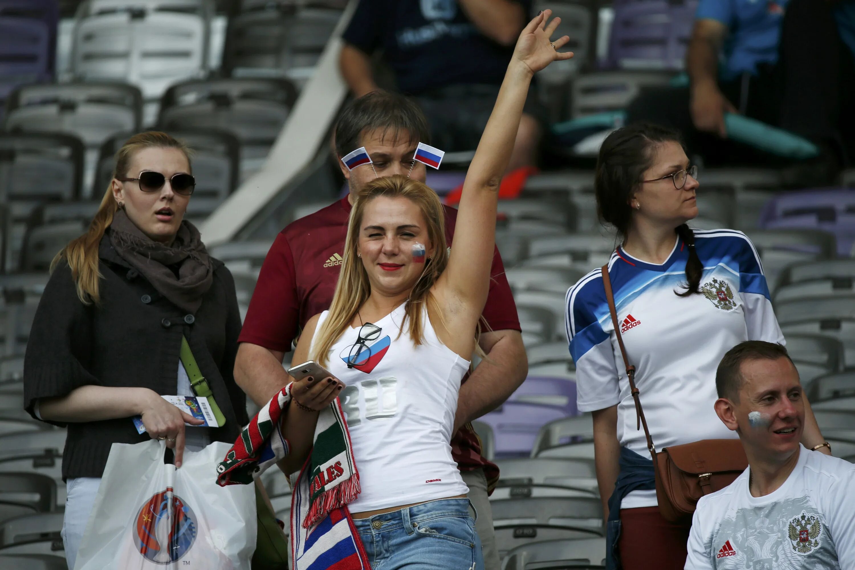 Russian fan. Russian Fans. Russian men vs Russian women. Russian Fan girl.