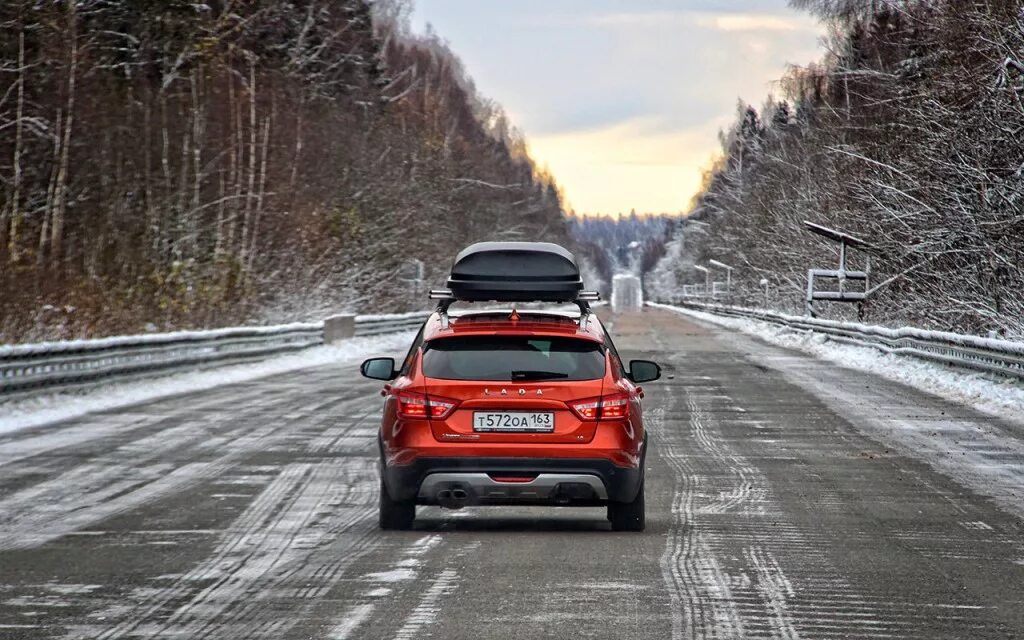 Автомобиль на зимней трассе. Зимнее путешествие на машине.