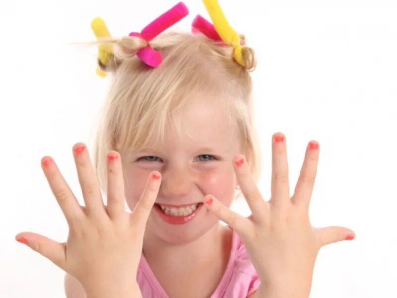 девочка грызет ногти на руках