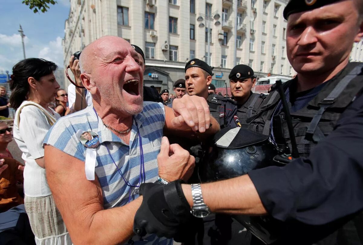 Майдан протесты избивание полиции. Протесты в Москве 2015. Избить дубинкой