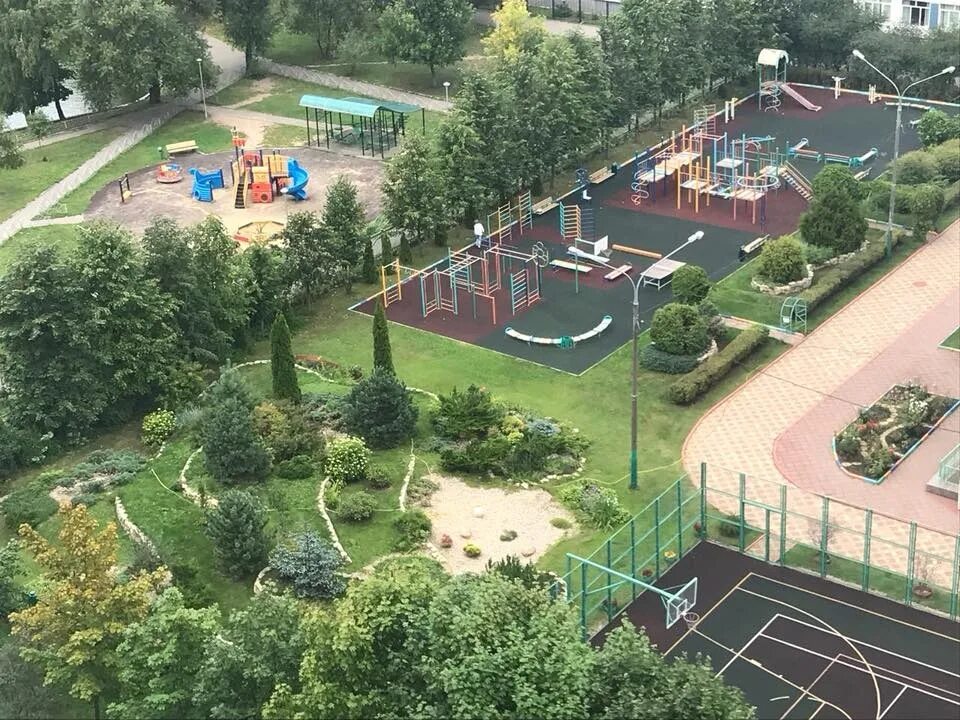 Школа 115 выборгского района санкт-петербурга. Школа 11 павловский посад большие дворы. Школа большие дворы. Школьный двор. Школа 11 большие дворы.