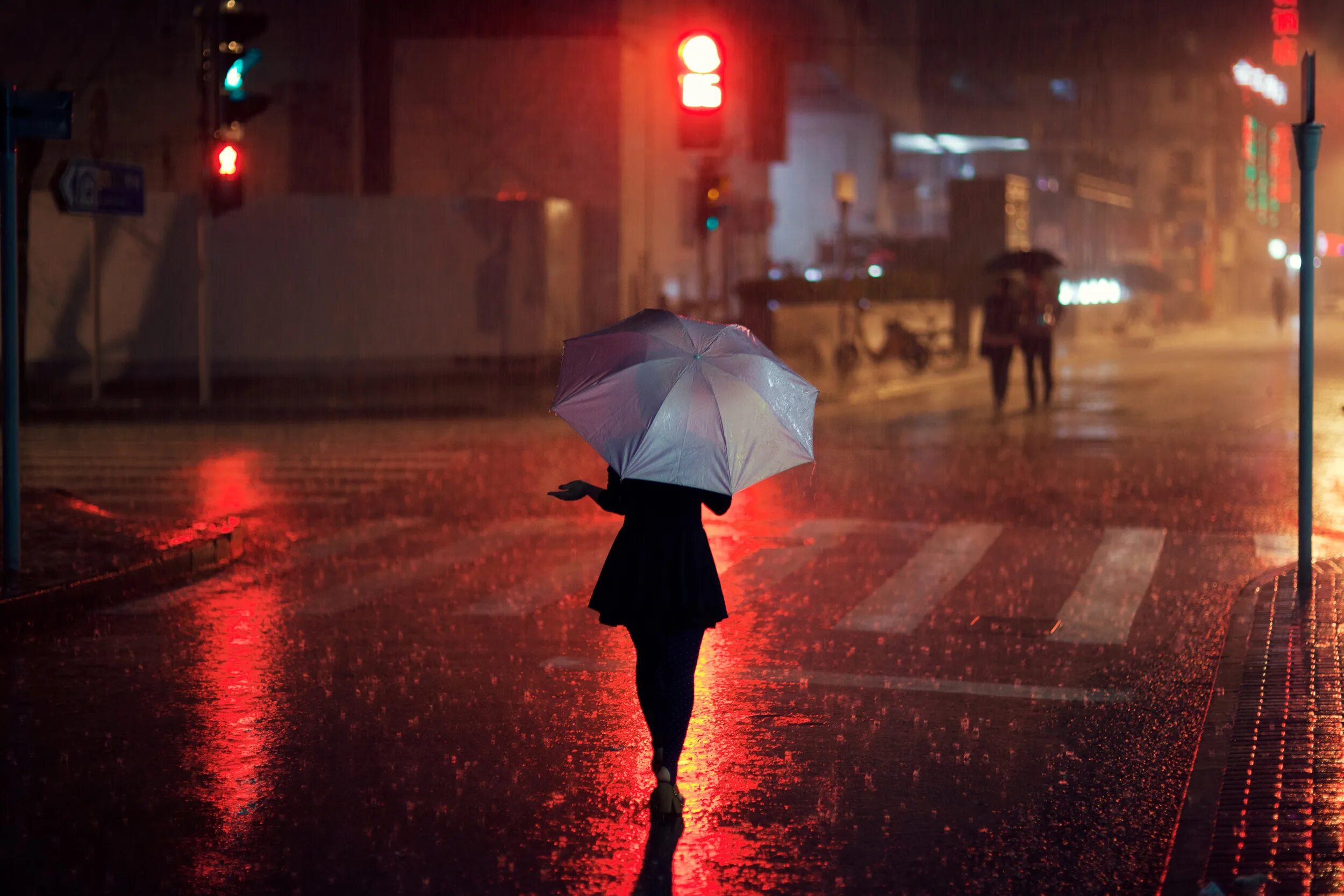Дождливый день. Девушка с зонтом под дождем. Девушка под дождем. Девушка под дождем в городе. Rain best present