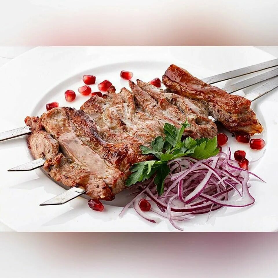 шашлычный дворик мангал. шашлык на мангале. город домодедово кафе восток. шашлык. шашлык на тарелке.