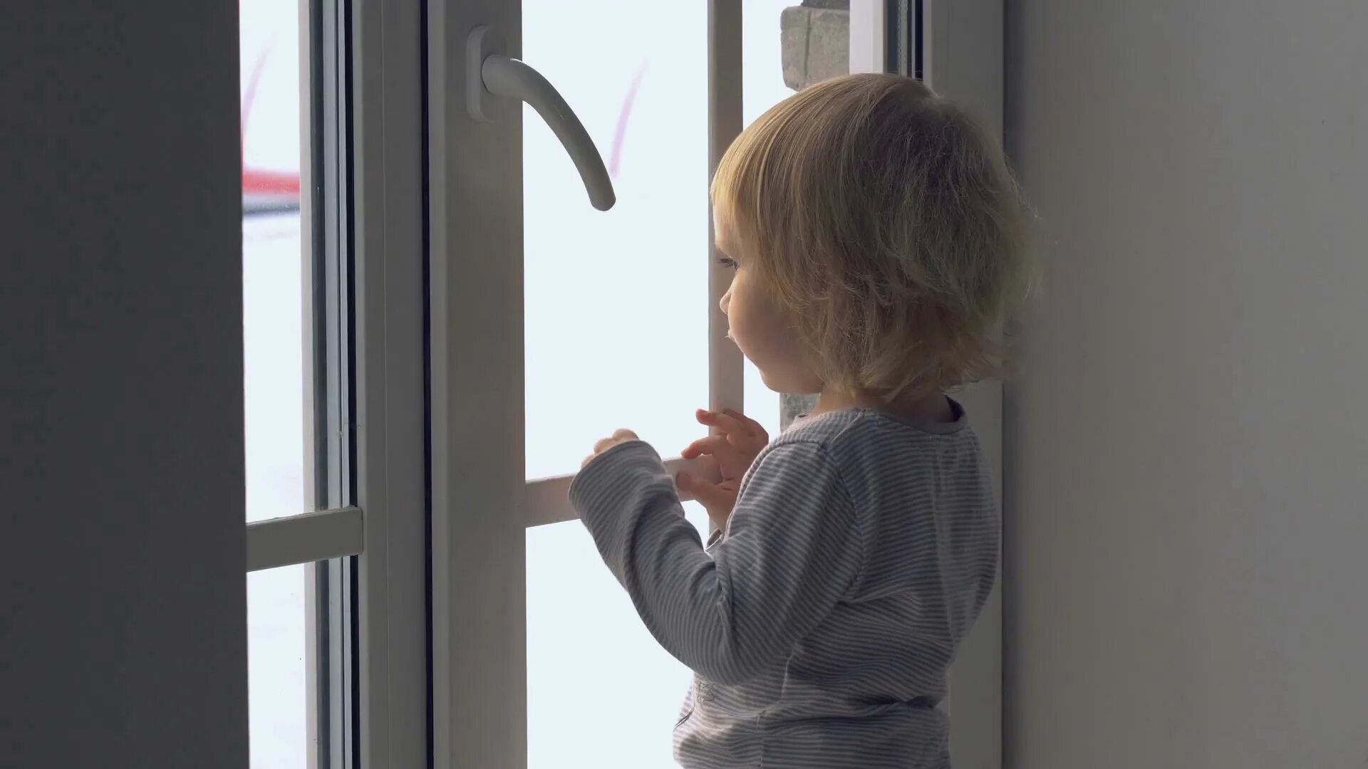 Ребенок у окна. Мальчик у окна. Ребенок окно москитная сетка. Малыш у окна.