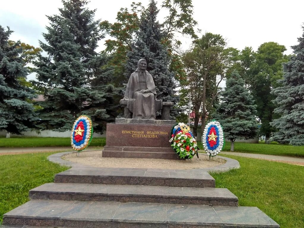 Тимашевск пионерская. Памятник Попко в Тимашевске. Музей Степановых в Тимашевске. Краснодарский край Тимашевский район дом музей /Степановых. Тимашевский район Краснодарского края музей семьи Степановых.