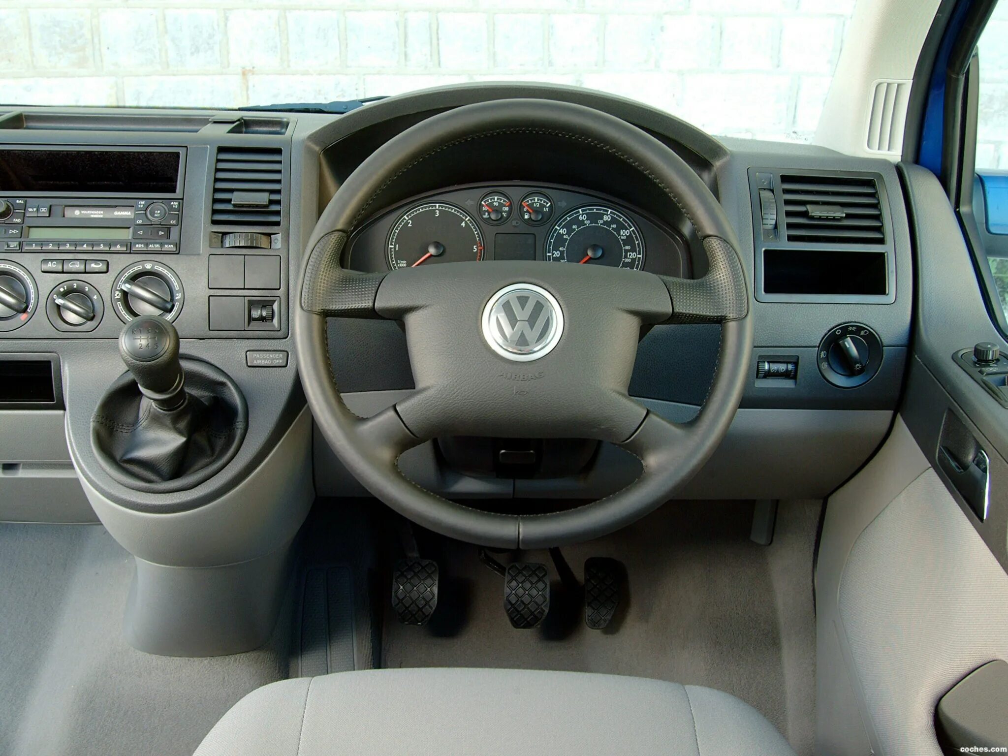 Volkswagen правый руль. Фольксваген Каравелла 2003. Фольксваген т5 2003. VW Caravelle t5. Volkswagen t5 2005 салон.