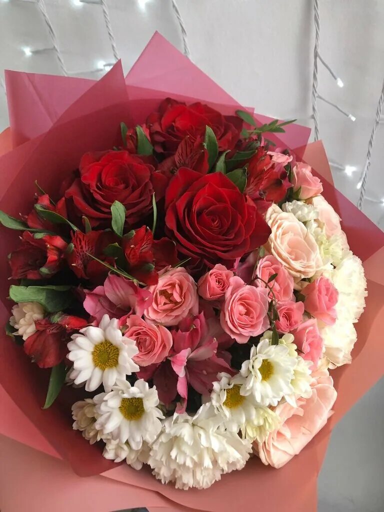 композиции с пионовидными розами в коробке. парк апрельская улица. растения в апрелевке. букет апрелевка. цветы апрелевка.