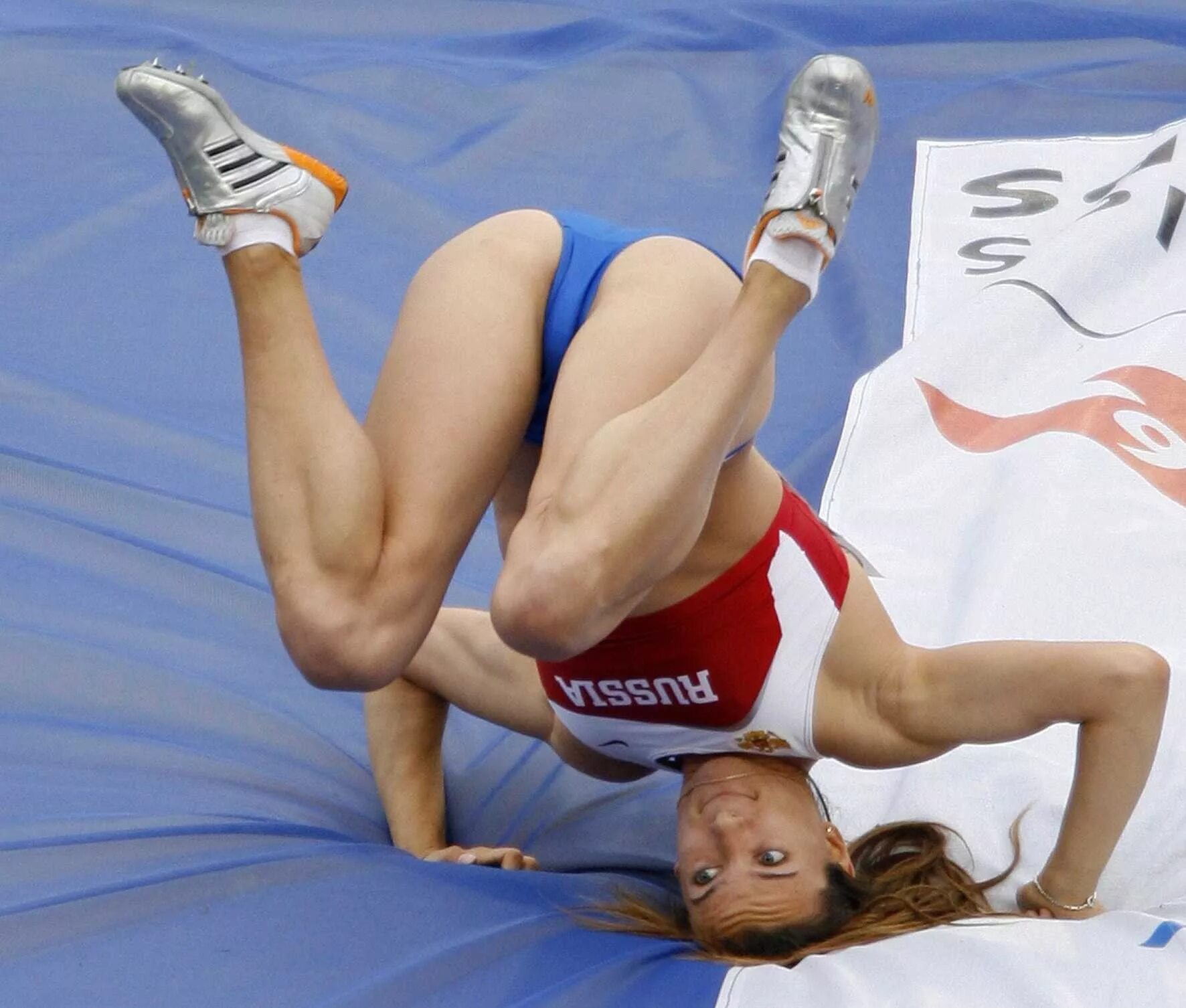 Покажи видео спорта. Спортсменки на старте. Спортсменки в интересной позе. Спортсменки без. Юные спортсменки.