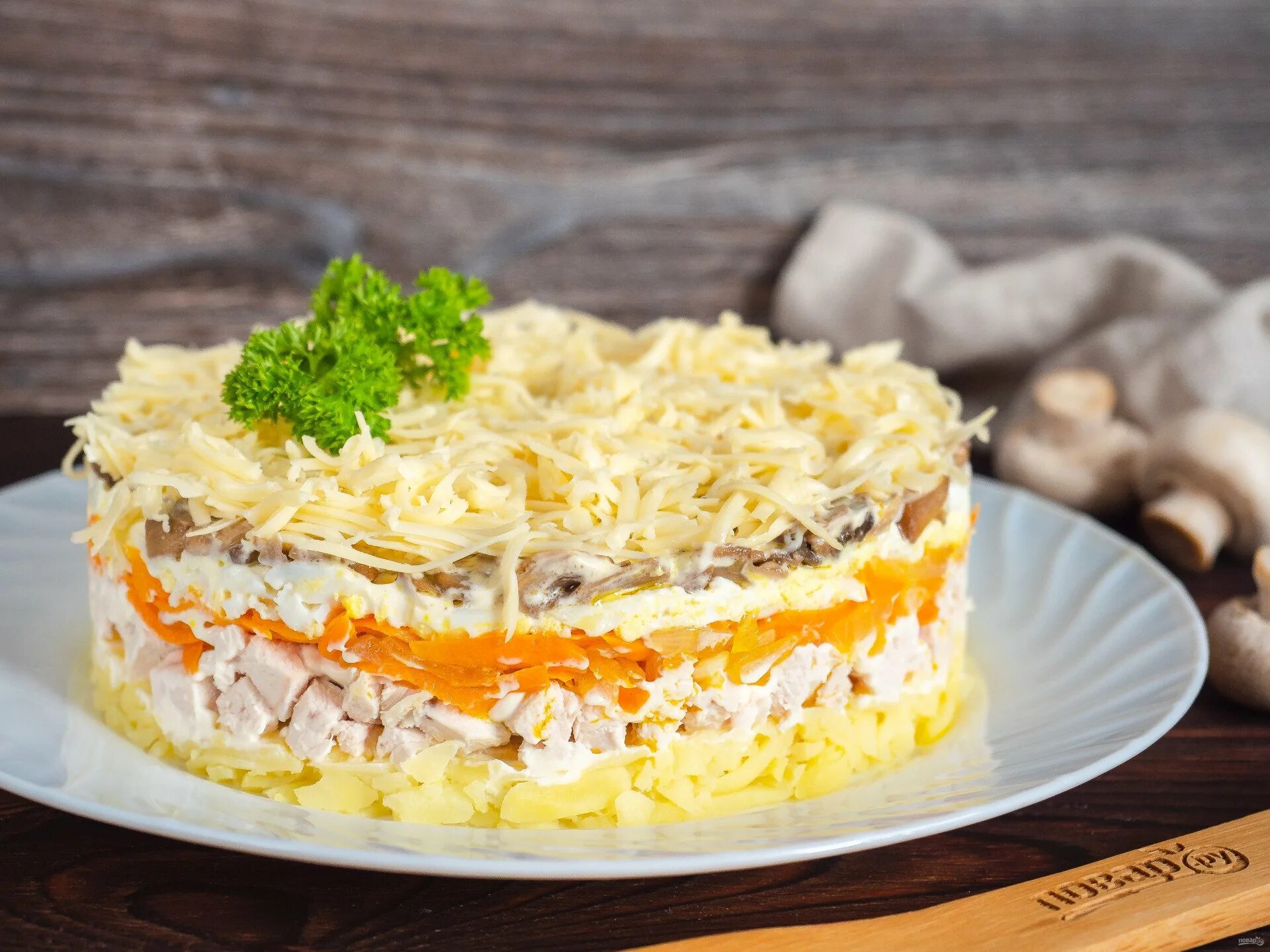 Слоёный салат с курицей и грибами. Салат с грибами слоями. Слоеный салат мимоза. Слоёный салат с копчёной курицей и сыром. Салат с копченой курицей и черносливом.